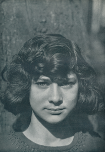 716623 Portret van een ouder meisje, vermoedelijk in de Jordaan te Amsterdam.